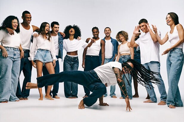 Hering destaca o jeans em videoclipe com releitura de “Conquista”, de Claudinho & Buchecha (Créditos: Divulgação)