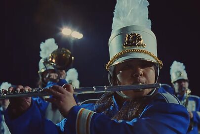 Embalado por Springsteen, case brada contra ordem de Trump