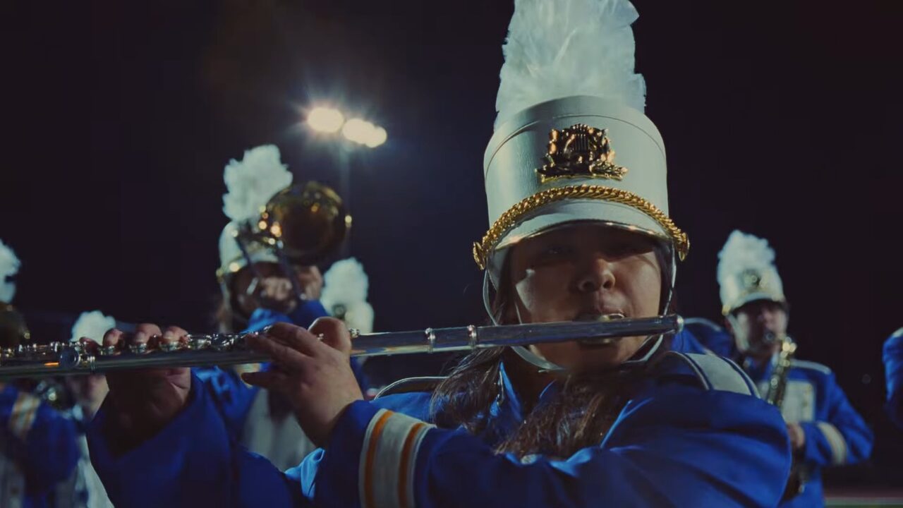 Embalado por Springsteen, case brada contra ordem de Trump