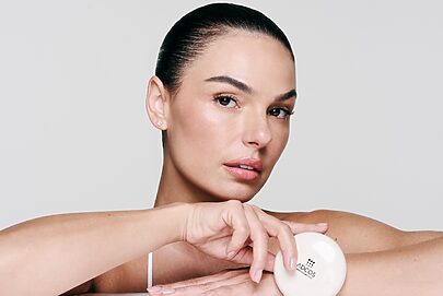 Adcos inaugura parceria com Isis Valverde