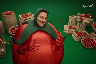 Tem o molho e canta: Chay Suede vira tomate para Pomarola