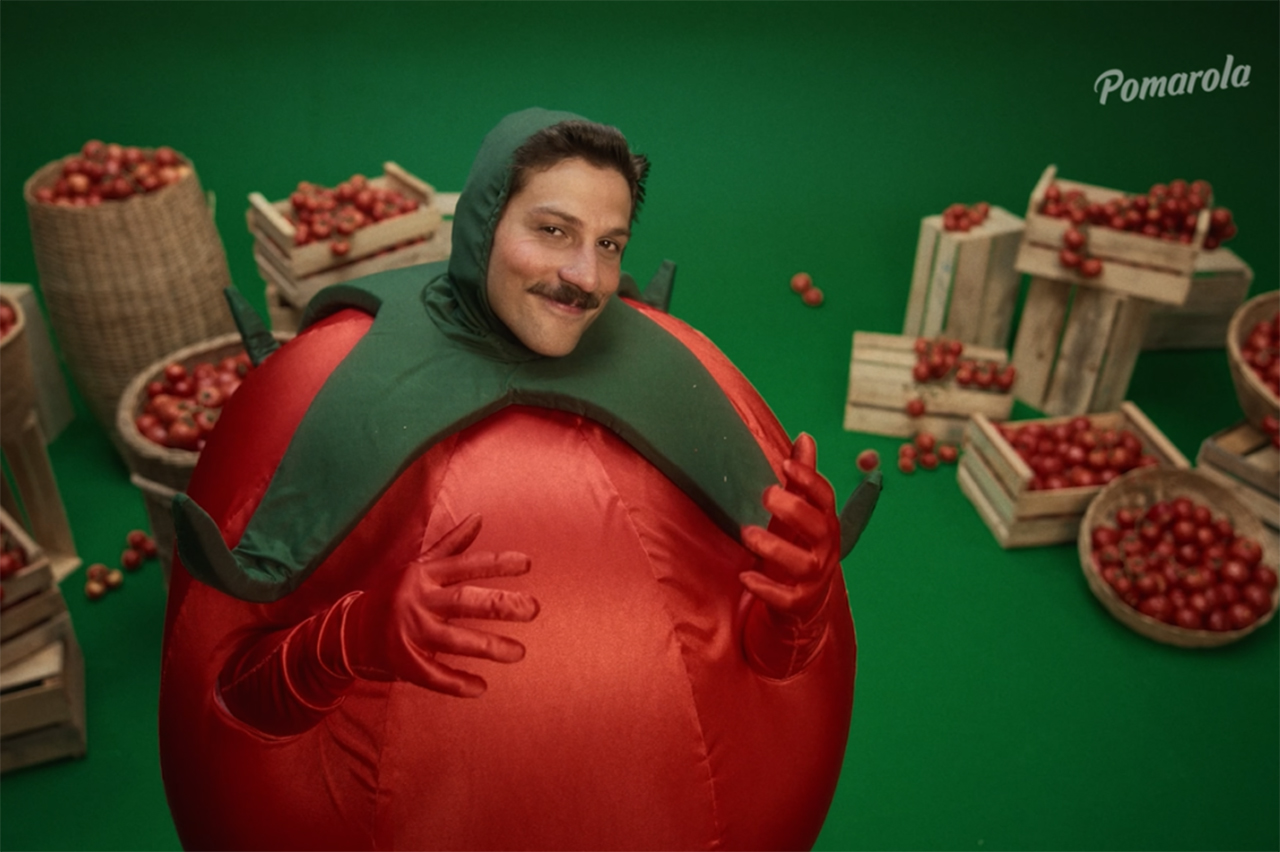 Tem o molho e canta: Chay Suede vira tomate para Pomarola