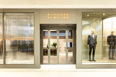 Aos 43 anos, Ricardo Almeida renova identidade visual