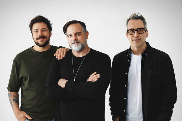 Da esquerda para a direita: Pedro Giomi, sócio-fundador da Aurora; Sebastian Hall, Diretor Executivo Associado; e Ricardo Carelli, Diretor de Cena (Crédito: Divulgação)