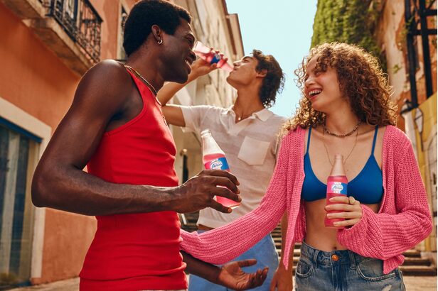 Guaraná Jesus completa 99 anos e comemora homenageando o rosa (Crédito: Divulgação)