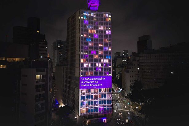 Campanha do Nubank começou com uma projeção no edifício do Hotel Jaraguá, no centro de São Paulo (Crédito: Divulgação)
