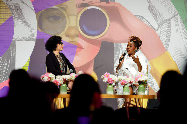 Viviane Mosé e Cris Guterres durante o painel “Humanidade, emoção e laços: nossa tecnologia ancestral” no palco do WW Summit (Créditos: Máquina da Foto)