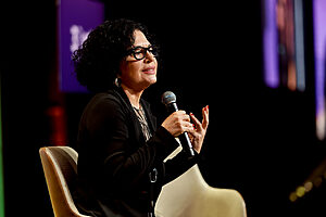 Viviane Mosé durante o painel “Humanidade, emoção e laços: nossa tecnologia ancestral” no palco do WW Summit  (Créditos: Máquina da Foto)