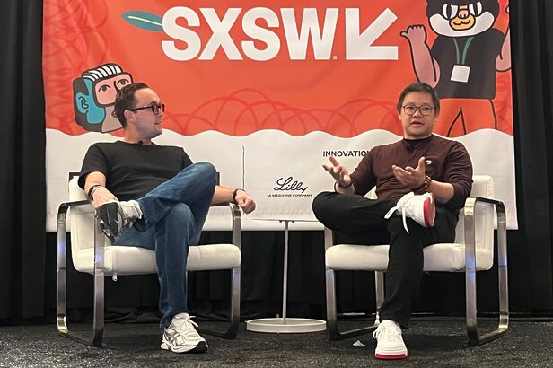 Fundador da Sources, Alex Heath, entrevistou Yong-Yi Zhu, vice-presidente de business operations, estratégia e compliance da Tecent, no SXSW 2026 (Crédito: Thaís Monteiro)