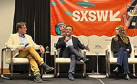 Lambert Hogenhout, Tobias Peyerl e Kasley Killam debatem saúde social e crise de confiança (Crédito: Thaís Monteiro)