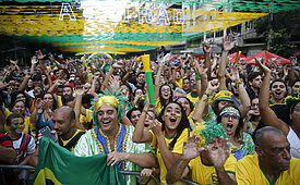 Metade dos brasileiros pretende usar o YouTube para acompanhar os jogos da Seleção em 2026. (Crédito: focus pix/shutterstock)