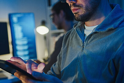 Profissionais priorizam vídeos e testes para aprender IA