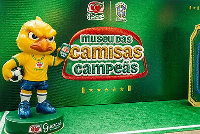 Guaraná Antarctica expõe camisas campeãs da seleção na Copa