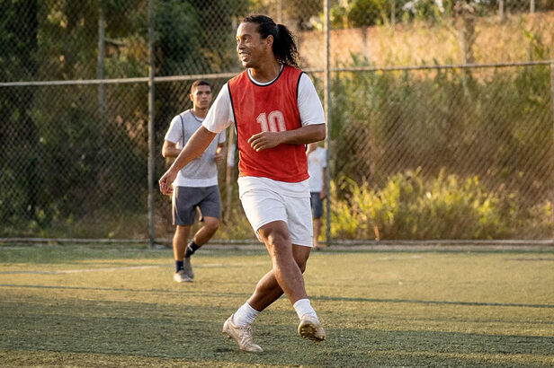 Itaipava convoca Ronaldinho Gaúcho para ser embaixador da marca e revela o “segredo” de seu passe mais icônico (Crédito: Divulgação)