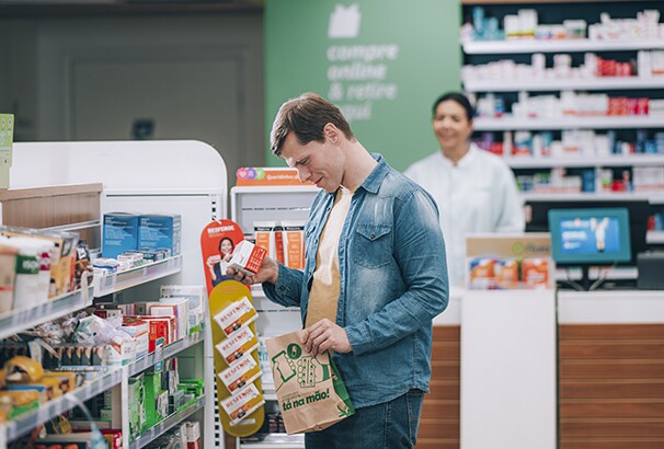 Consumidor em farmácia: a busca por produtos de saúde reforça o avanço do consumo preventivo