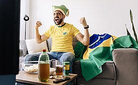 Metade do público pretende elevar consumo de comida e bebida, mas evita gastos estruturais durante o evento (Crédito: Kleber Cordeiro/Shutterstock)