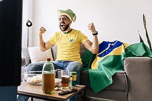 Metade do público pretende elevar consumo de comida e bebida, mas evita gastos estruturais durante o evento (Crédito: Kleber Cordeiro/Shutterstock)