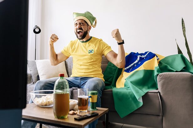 Metade do público pretende elevar consumo de comida e bebida, mas evita gastos estruturais durante o evento (Crédito: Kleber Cordeiro/Shutterstock)