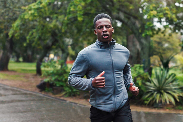 Brasileiro começa 2026 sob pressão e troca consumo por organização financeira (Crédito: PeopleImages/Shutterstock)