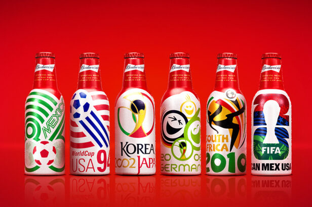 Garrafas colecionáveis da Budweiser homenageiam edições da Copa do Mundo Fifa (Créditos: Divulgação) 