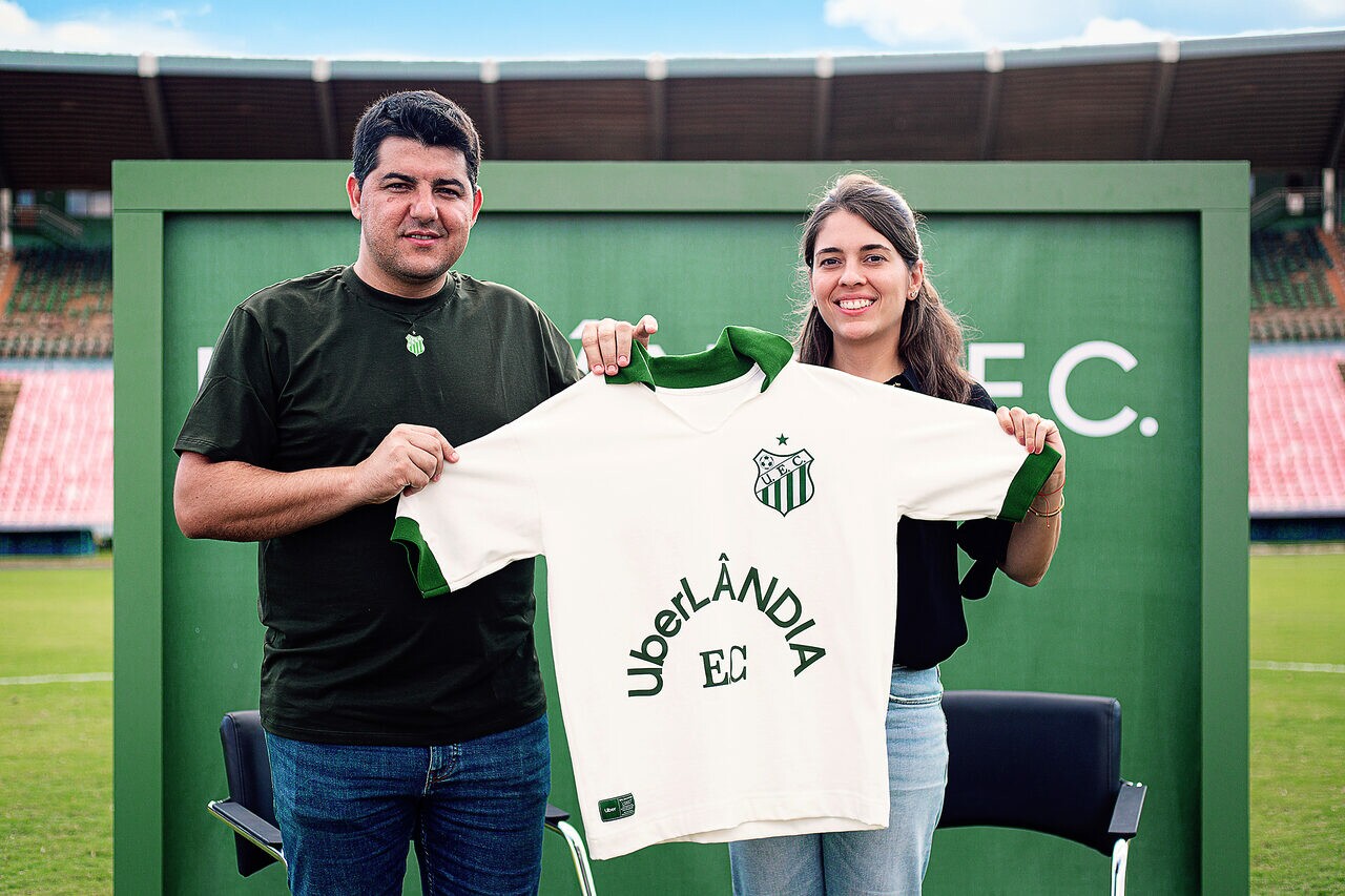 Fabio Mineiro, presidente da SAF UberLÂNDIA E.C, e Isabella Motta, Senior Marketing Manager da Uber, oficializam parceria