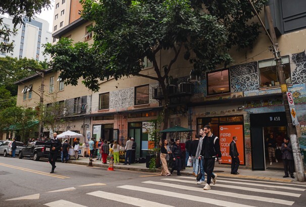 Aberturas permitem ativações que dialogam com o público externo