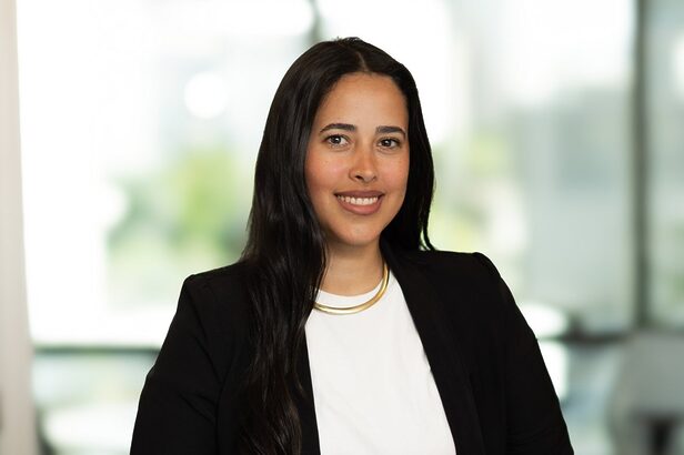 Claudia de Armas liderou, nos últimos três anos, inovações tecnológicas da empresa como o RZK Insights, RZK Live Metrics, Flow IA e o CRM Vision (Crédito: Divulgação)