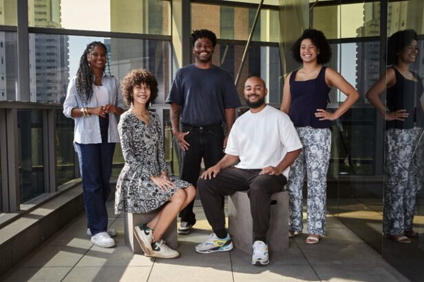 Da esquerda pra direita: Larissa Gomes (em pé), Vitoria Barros (sentada), Wesley Monteiro (em pé), Gabriel Quadros (sentado) e Annanda Rocha (em pé) (Crédito: Thiago Pompeia/Divulgação)