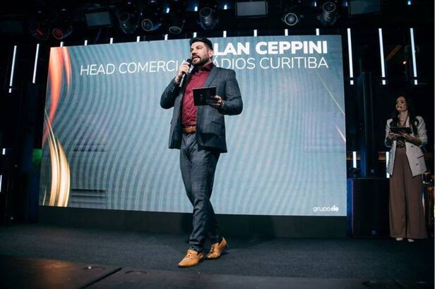 Alan Ceppini apresenta o perfil das rádios do Grupo Ric, durante o Sintonize, evento que reuniu o mercado publicitário em Curitiba. (Crédito: Marcos Vinicius/Divulgação)