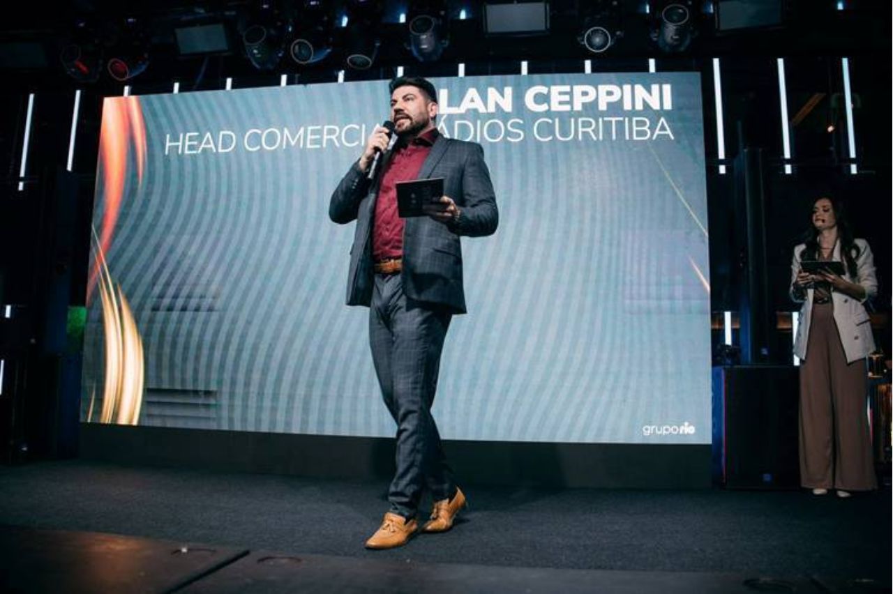 Alan Ceppini apresenta o perfil das rádios do Grupo Ric, durante o Sintonize, evento que reuniu o mercado publicitário em Curitiba. (Crédito: Marcos Vinicius/Divulgação)