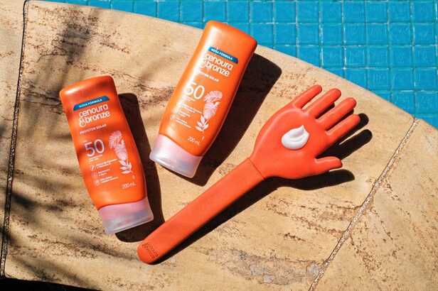 Cenoura & Bronze lança acessório para aplicar protetor nas costas e evitar queimaduras em áreas de difícil alcance (Crédito: Divulgação)