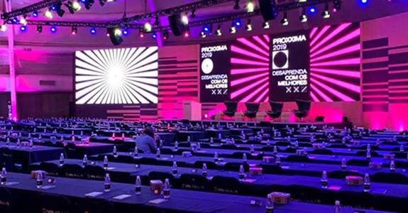 Palco do ProXXIma: visibilidade no evento de inovação mais respeitado do setor é a primeira camada do programa