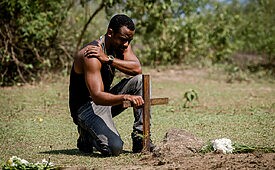 Em Impuros, Raphael Logam vive Evandro do Dendê, personagem que garantiu ao ator duas indicações seguidas ao International Emmy Awards na categoria de Melhor Ator, em 2019 e 2020 (Créditos: Divulgação/Disney/Carlos Eboli)