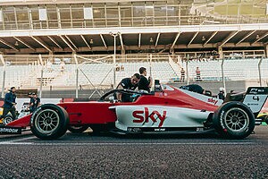 Nova marca da Sky aplicada no carro de Gianni Giovanelli, na Fórmula 4