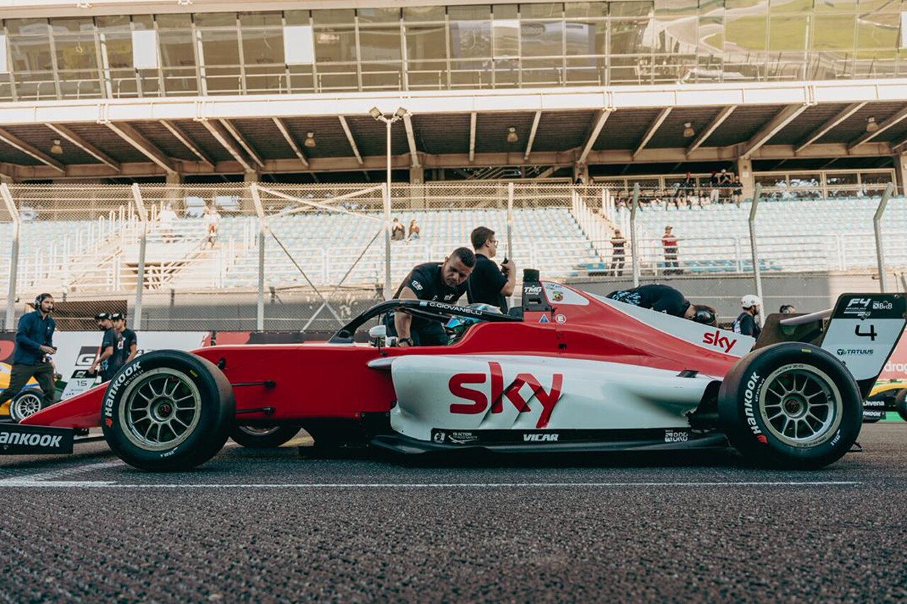 Nova marca da Sky aplicada no carro de Gianni Giovanelli, na Fórmula 4
