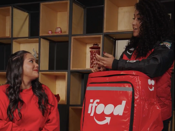 Chaiany, do BBB 26, em campanha do iFood para incentivar a retomada dos estudos (Créditos: Reprodução)