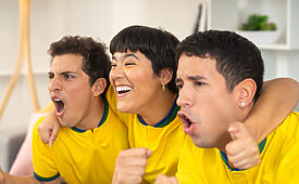 Quase metade dos brasileiros prefere a TV aberta, mas o consumo digital avança entre os torcedores locais. (Crédito: Guillermo Spelucin R/Shutterstock)