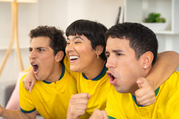 Quase metade dos brasileiros prefere a TV aberta, mas o consumo digital avança entre os torcedores locais. (Crédito: Guillermo Spelucin R/Shutterstock)