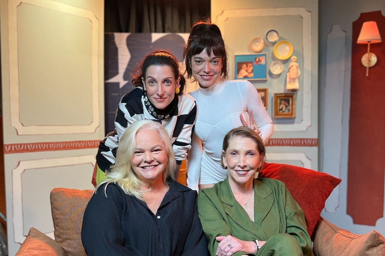 Clarice Falcão, Bella Camero e suas mães, Adriana Falcão e Dida Camero, nas gravações de “Ela É Pior Que Eu”, novo programa do Porta dos Fundos (Crédito: Zetha Ribeiro)