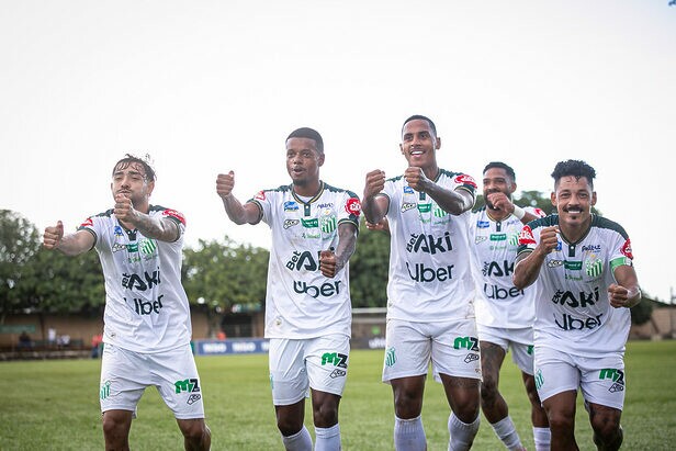 Jogadores comemoram vitória do UberLÂNDIA em partida de estreia da parceria com a Uber