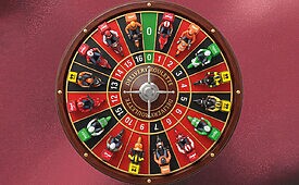 Roleta de jogo com motos de entrega em miniatura substituindo os números, simbolizando serviço de delivery.