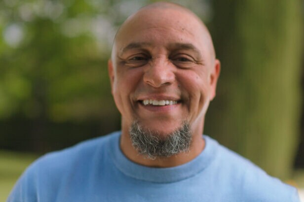 Roberto Carlos, ex-jogador da seleção brasileira, é rosto da campanha do Banco Mercantil para Copa (Créditos: Reprodução)