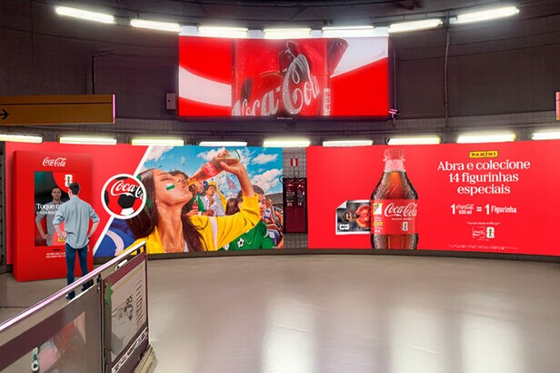 Painel interativo da JCDecaux e Coca-Cola transforma passageiros em figurinhas inspiradas no álbum da Copa do Mundo Fifa 2026 (Créditos: Divulgação)