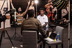 Bruno Maia entrevistando Vini Jr. para o documentário Vai, Brasil! (Créditos: Divulgação/Feel The Match)