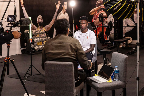 Bruno Maia entrevistando Vini Jr. para o documentário Vai, Brasil! (Créditos: Divulgação/Feel The Match)
