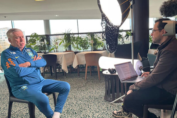 Bruno Maia entrevistando Carlo Ancelotti para o documentário Vai, Brasil! (Créditos: Divulgação/Feel The Match)