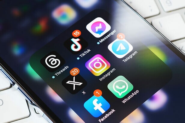 Ícones de aplicativos de redes sociais em tela de smartphone.