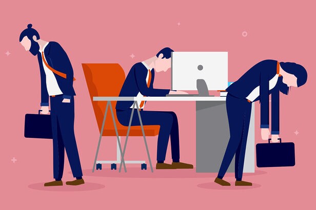 Saúde mental no trabalho - Três homens em trajes de negócios demonstrando exaustão e burnout no trabalho.