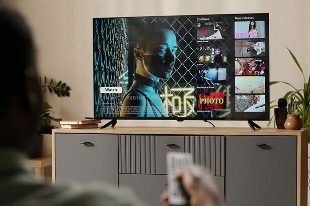 A TV continua sendo associado a momentos de relaxamento e entretenimento. (Crédito: Pressmaster/Shutterstock)