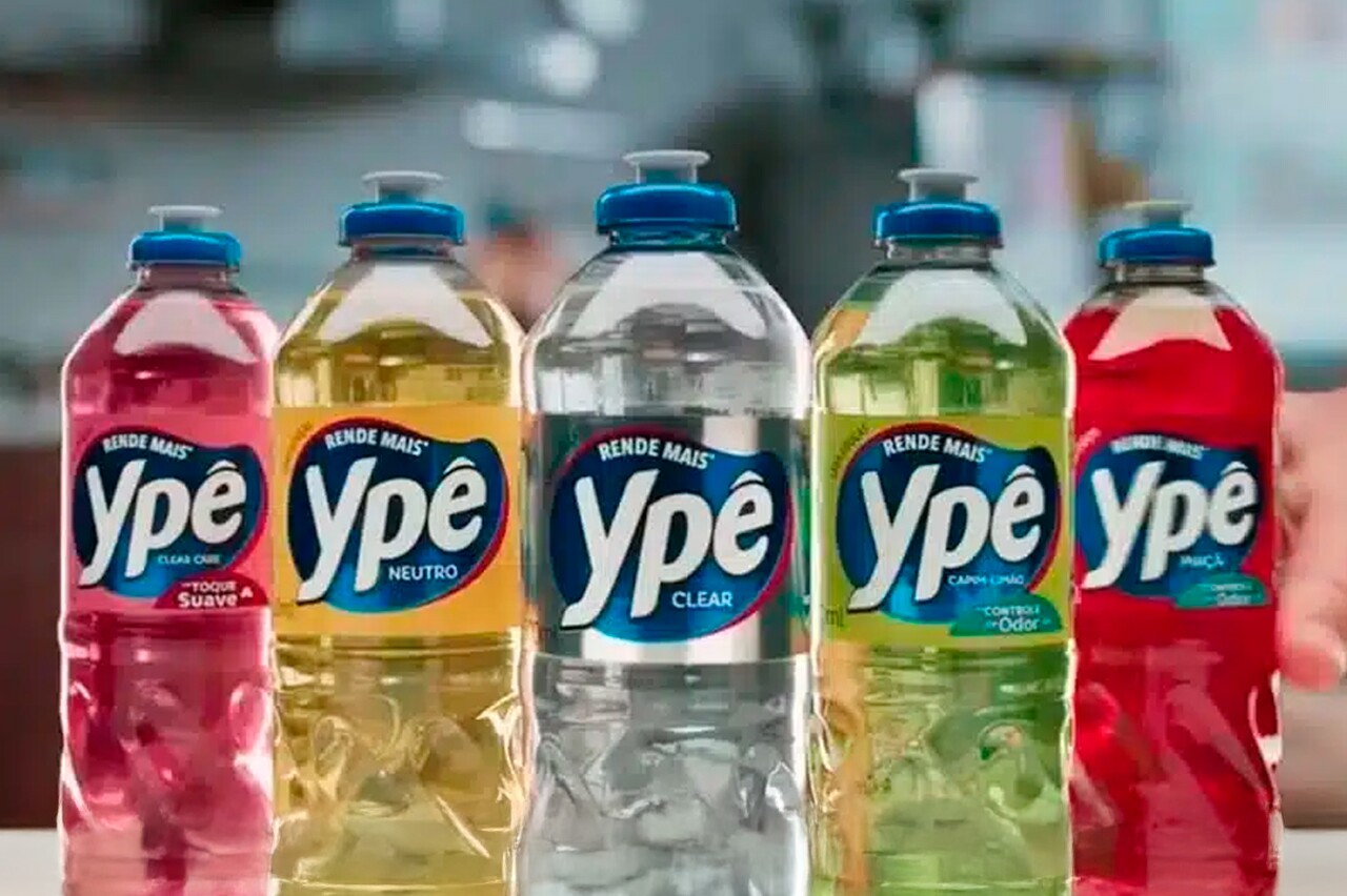Cinco garrafas de detergente Ypê de diferentes cores